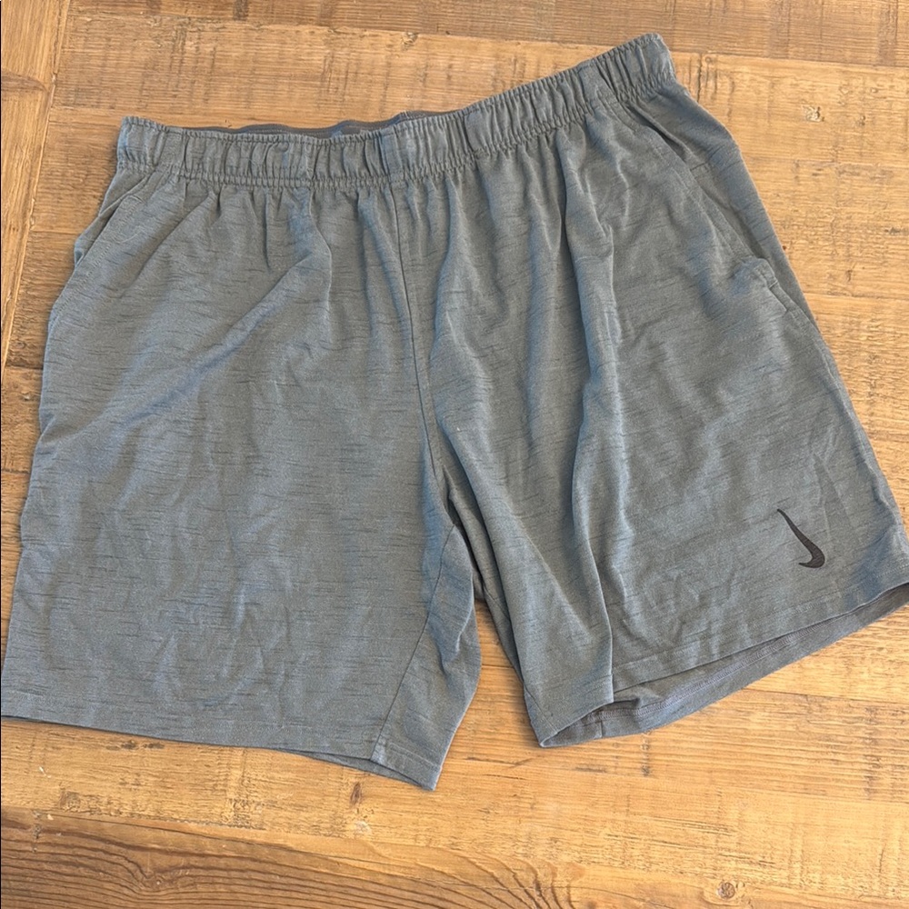 NIKE Men's Gray Athletic Shorts